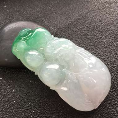 冰种飘绿龙头鱼挂件