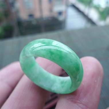 111431A货翡翠精美好种满色豆绿戒指，圈口17.1mm，颜色靓丽，种水好，有种有色，玉质细腻，佩