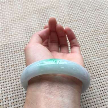 冰飘绿正装手镯，口径：46.7*14*7.8，49.14g，有棉线，不明显，不影响佩戴效果！一抹绿飘