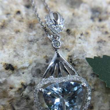 ❤️❤️18k海蓝宝吊坠❤️❤️，主石2.05ct，配钻0.24ct，总重2.51g，女神节送礼最佳