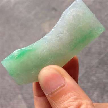 冰种飘绿，一对龙凤吊牌，龙凤呈祥 成双成对 冰糯带色巧雕牌子 尺寸：凤60.7x26.4x9.6mm
