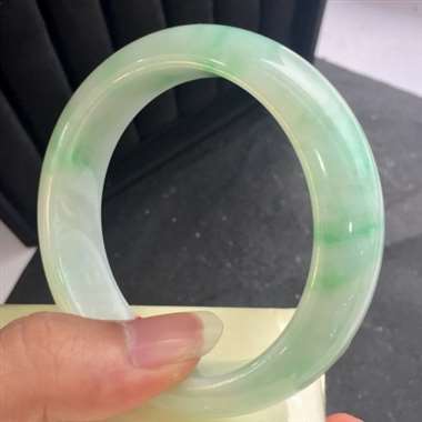 飘花浅绿底手镯 色泽艳丽 底细干净 完美无裂