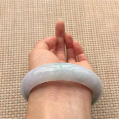 冰浅紫底飘绿正装手镯，口径：55.8*14*8.7，68.78g，有纹无抠感，不影响佩戴效果！