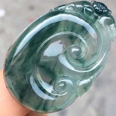 福利！冰种飘彩如意：完美无裂纹，有水路，种老起胶，雕工精致，色泽漂亮，饱满，尺寸：40.6/27.5