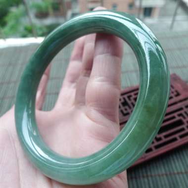 111731A货翡翠精美好种满绿圆条手镯,圈口58.3mm,种好水头足,满绿均匀,条形饱满,质地细腻 111731A货翡翠精美好种满绿圆条手镯,圈口58.3mm,种好水头足,满绿均匀,条形饱满,质地细腻