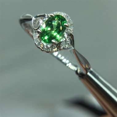 主石0.69ct，配钻0.08ct，总重2.59g，手寸13#，