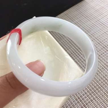 糯种飘点花完美正圈手镯。尺寸：58.6-15.8-8.6
