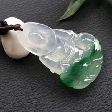 冰种飘绿花观音，种质细腻，色彩艳丽，冰透水润，完美无瑕。