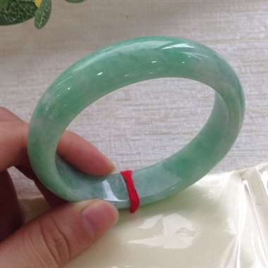 糯种带色正圈手镯，有微纹不抠手，不影响上手效果，实物更美丽！