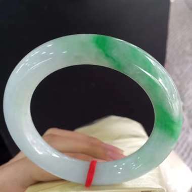 圆条飘绿镯，鲜艳亮丽，水润清爽，完美