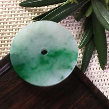 翡翠A货：冰糯种.翠绿.辣色平安扣.料子清爽.种老水头十足.完美无纹裂.尺寸：29.3mm3.1mm