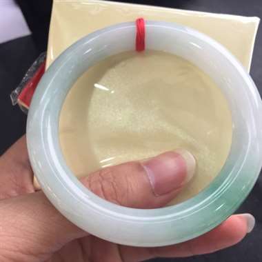 糯种浅色圆条白底青镯 玉质细腻干净 完美无裂 性价比超高