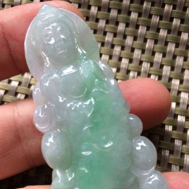 淡紫飘色观音挂件。种老水足、紫底飘色花、雕工精美、完美漂亮、价格优惠！