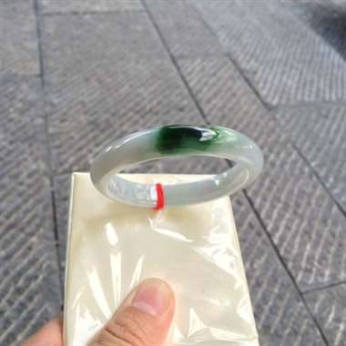 缅甸翡翠A货，53正圈手镯，底子细腻，有点石纹但不扣手，默绿色的很抢眼的。