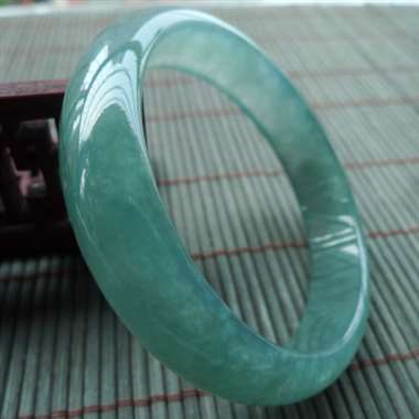 111906 A货翡翠无纹裂冰润满色正装手镯#，圈口58.1mm，质地细腻，水头足，满色均匀，色泽清