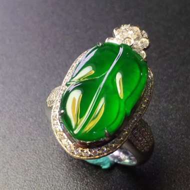 满绿叶子吊坠，戒指两用款，色辣水足，，时尚漂亮。裸石尺寸：17.8*11.2*11.2mm（镶嵌厚度