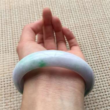 冰浅紫底阳绿正装手镯，口径：57.6*14.8*8.8，有棉线，不影响佩戴效果