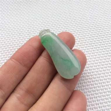 缅甸翡翠A货，冰种带色的福瓜，底很清透，性价比超高，手慢无货。