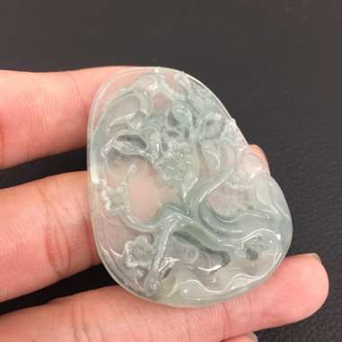 黄绿喜鹊，喜上眉梢，雕工精湛，料细物美。