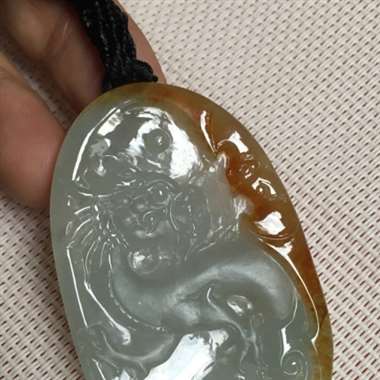 翡翠A货：冰种.黄翡龙牌.冰润通透.雕工精细.龙身磨砂.大件厚装.完美.无纹裂.