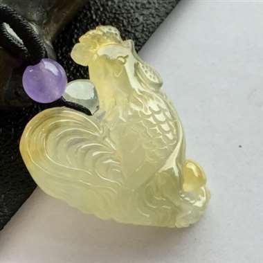 冰种黄翡鸡鸣富贵挂件。完美无纹裂，有种有色，手工细腻，线条流畅，惟妙惟肖。尺寸：31.6-23.7-