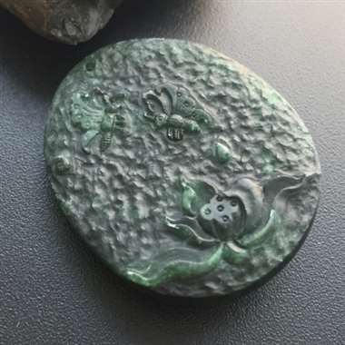 冰种墨翠完美童子挂件。玉质细腻，打灯通透阳绿，纯手工打造，雕工精湛，线条流畅柔美。尺寸：35.6-2
