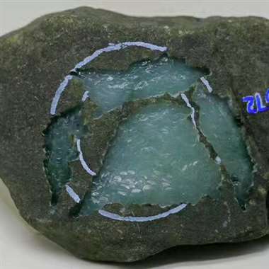 DLL55 新货(翡翠介绍)莫湾基 冰种明料飘花 ，大面擦口手镯位已有 。重量:1888克，规格：