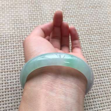 冰飘绿贵妃手镯,口径:53.2*47.2*12.9*6.5,40.28g,有棉线,底子细腻,清清爽爽 冰飘绿贵妃手镯,口径:53.2*47.2*12.9*6.5,40.28g,有棉线,底子细腻,清清爽爽