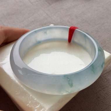 冰种飘花完美正圈。完美无纹裂,种好,水头好,上手效果极佳,厚装宽版。尺寸:58.4*15.3*8.5 冰种飘花完美正圈。完美无纹裂,种好,水头好,上手效果极佳,厚装宽版。尺寸:58.4*15.3*8.5