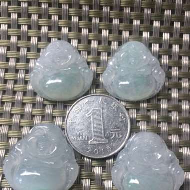 佛公挂件。冰种、水足、飘点阳绿、雕工精美、完美漂亮、性价比很高！一手走。小22/22/6.5大25.