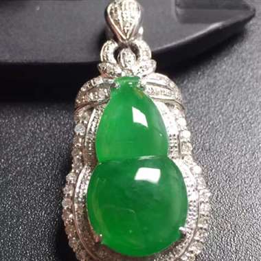 Z阳绿葫芦吊坠,真金真钻镶嵌,完美,种水超好,玉质细腻 Z阳绿葫芦吊坠,真金真钻镶嵌,完美,种水超好,玉质细腻