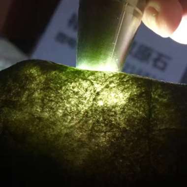 WW146新货8公斤莫西沙全赌，种好水好，水头足，肉质细，皮壳翻沙均匀，料子完整，切不死的料，可赌