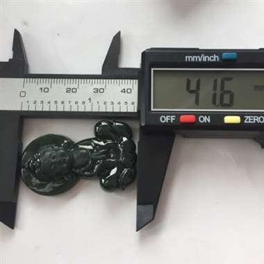 冰种墨翠宝宝佛，黑度够黑，打灯通透翠绿，完美无纹裂。尺寸：41.6-25.8-7.6