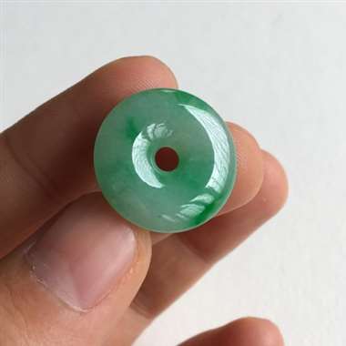 阳绿 平安扣 整体阳绿底 飘阳绿 质地细腻 水润 种好色美 佩戴漂亮 无纹裂 尺寸 20.5x4.5