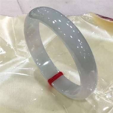 A4⃣️，58.8圈口正圈手镯，底庄十分细腻，版型好，完美，圈口对的可以收，送妈妈佳选，尺寸58.8