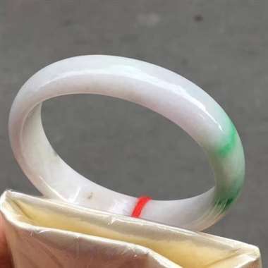 53.1圈口贵妃，色阳，底庄细腻，版型好，无纹裂，末端图有黑点，尺寸53.1*45.2*12.9*6