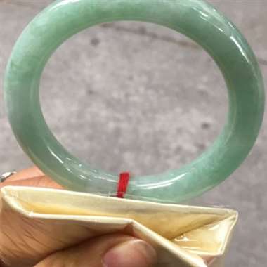 翡翠A货：冰糯种.豆绿色.圆条手镯.料子清爽干净.种老水头足.完美无瑕.尺寸：56.2mm11mm1