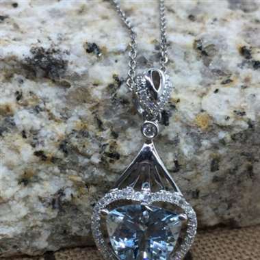 ❤️❤️18k海蓝宝吊坠❤️❤️，主石2.05ct，配钻0.24ct，总重2.51g，女神节送礼最佳
