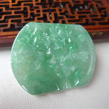 翡翠A货精雕喜上眉梢玉佩 老坑料，料子细腻，雕工上承。佩戴漂亮！规格：58.3*49*6.1mm 规
