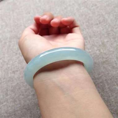 天然翡翠A货冰种淡瓜色完美正圈手镯
