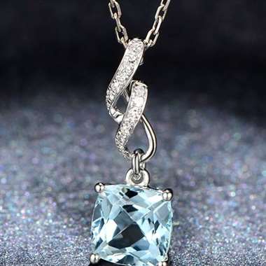 18K天然海蓝宝吊坠，主石2.1ct，配钻0.07ct，金重：0.86g，配证书