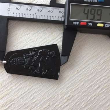 冰种极品墨翠观音，黑度极度黑，玉质细腻，打灯通透，无杂质，纯手工打造，线条柔美流畅。尺寸：49.9*