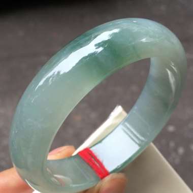 翡翠A货：冰种晴水油底飘花手镯.正圈.冰润通透.种老水头十足.起胶感.宽条厚装.冰糖肉感肉质细腻.完