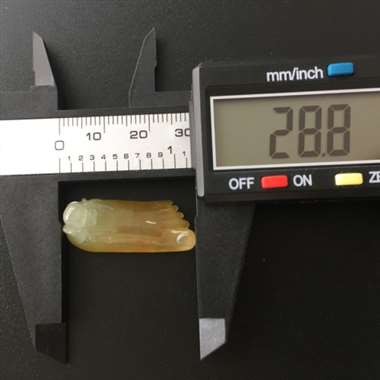 冰种黄翡完美知足常乐吊坠。尺寸：28.8-11.6-10.5