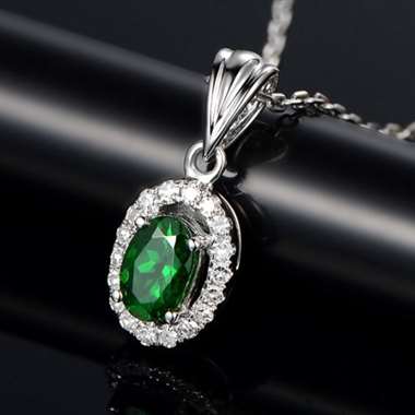 18K沙弗莱吊坠，主石0.58ct，配钻0.12ct，重量1.12g