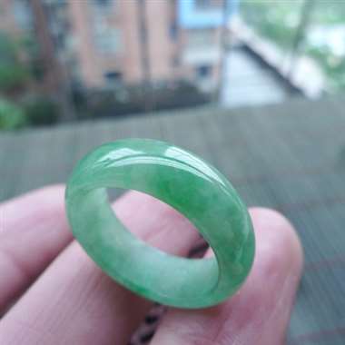 111426A货翡翠完美满色戒指，圈口17.1mm，颜色靓丽，种水好，有种有色，玉质细腻，佩戴效果好