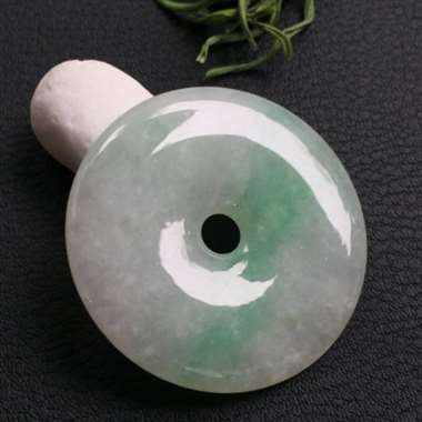 冰糯种飘花平安扣挂件，水头好，色泽艳丽，完美无暇。