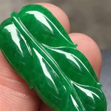 满色辣绿叶子，尺寸:32.5*14.7*3.3mm，种水佳，水润通透，满色辣绿，起胶，有纹裂H12