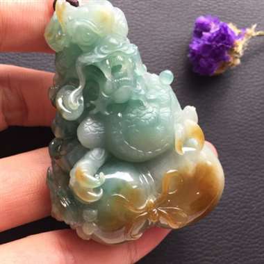 冰糯种飘双彩聚财龙挂件 色泽靓丽 玉质细腻饱满 雕工精美