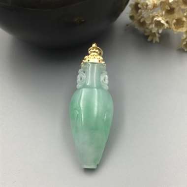 翡翠芙蓉种镶金吊坠玉净瓶是神话故事中的法器，观音手执玉净瓶，内储甘露水。“瓶”